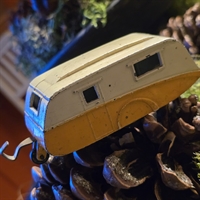 creme-gul-caravan-campingvogn-modelbil-gammel-legetoejsvogn-Dinky-toys-190-meccano